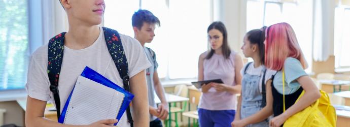 group_of_secondary_aged_pupils_walking_in_a_corridor